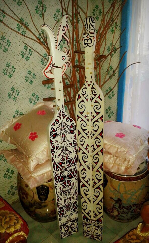 meliaharanngo_'s tweet photo. alat musik sampeq motif dayak bahau asli buatan bapa aku min @dayaklover :) http://t.co/rhrkPw97Ql