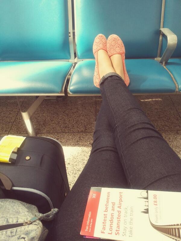 LcvMery's tweet photo. London..!! waiting @11carrasco http://t.co/dZ873FUAeR
