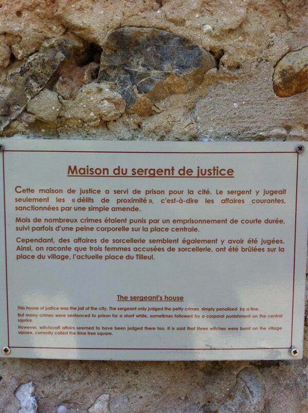 charlesbaptist's tweet image. Brûler des femmes ? C'est aussi cela, le patrimoine médiéval français. #PrintempsdePerouges