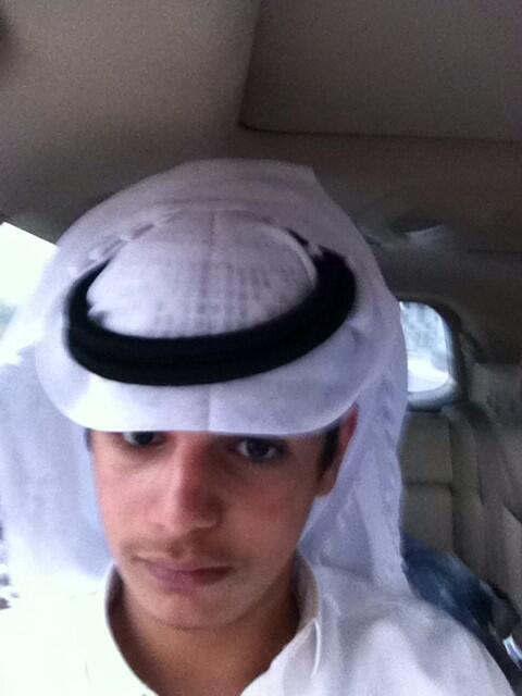 ​​ ​​  ​​​​ ​​ ​​  ​​ ​​  　​ ان غاب يترك ف غيابہ فراغات 
　​    ۈ اذا حضر يحجب حضور البقية