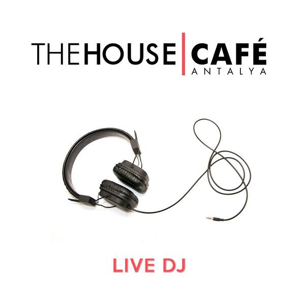 The House Cafe Antalya'da, canlı DJ performansı ile haftanın yorgunluğunu atarken keyifli müziğin tadını çıkarın.