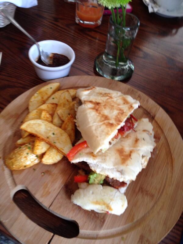 Seguimos con la fiebre del #MundialBrasil2014 los esperamos a las 2pm para ver España-Holanda con un rico "Panini"