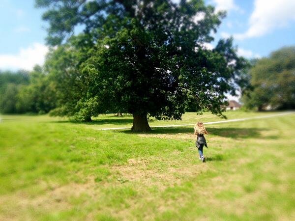 carmenelectra's tweet photo. BTS shooting @PartyPiecesFilm #beautiful #location #London #England #countryside #movie #film http://t.co/DSk3hs41uC