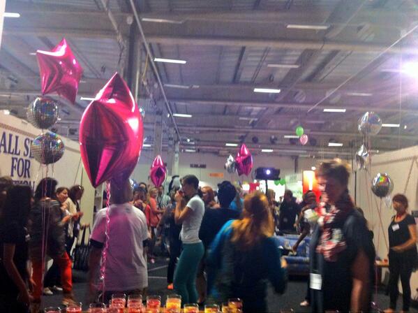 SaraHellbom's tweet photo. Lovely #lunchbeat på #nordisktforum  med #united Sisters och #iognto http://t.co/r6CxQRQUuu