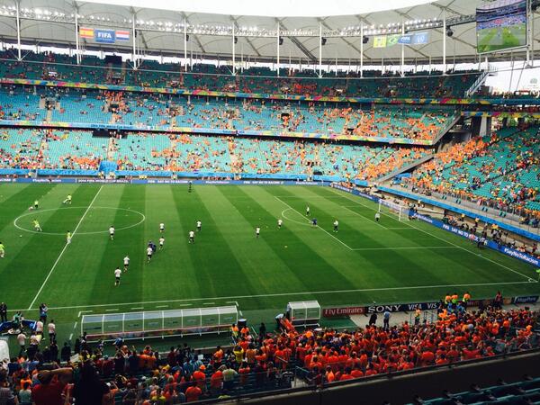 JandeHoop's tweet photo. Het stadion kleurt Oranje! #spaned #wk2014 #spanhol http://t.co/ph238JFITh