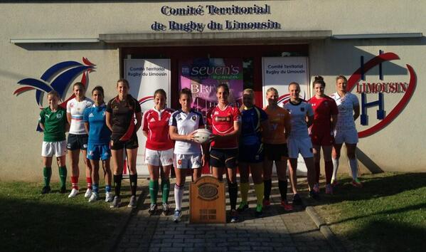 rugbyliege's tweet photo. La photo des capitaines avec @lalli_margaux pour la #Belgique @BelSevens #Brive2014 @SevensWomenGPS Photo via @UR7s http://t.co/VyMTC4St2H