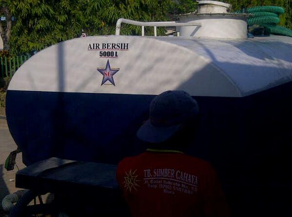 ys_ika's tweet photo. @DITJEN_PAS; Kemarau, utk keperluan makan dan minum, Rutan Blora membeli air sampai ke perbatasan Rembang http://t.co/mR4mcIrGVe