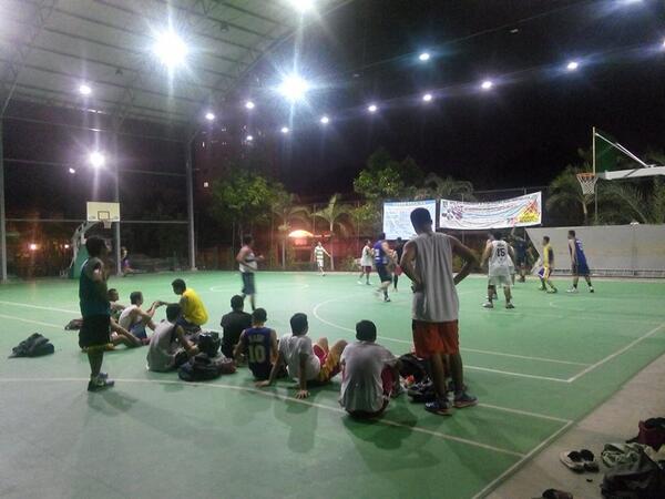 Inilah penampakan lapangan cheng ho di malam hari.. Brb.. Mimin main dulu..