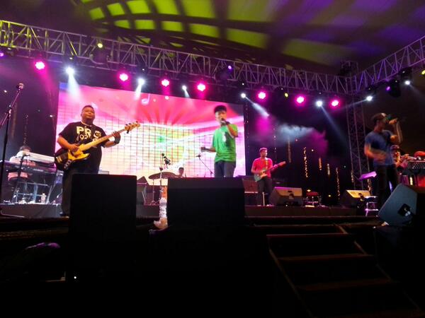 Rockin' the main stage right now, Harry Toledo Covers!! <a href="/harrytld/">harry toledo</a> #kkjazzfest