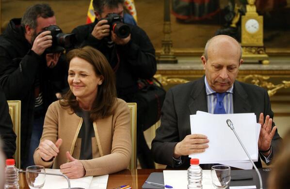 el_pais's tweet photo. Educación propone dejar de dar becas en la Universidad http://t.co/8nWTx49P6L En su lugar habría que pedir un crédito http://t.co/pZF6U9qxNQ