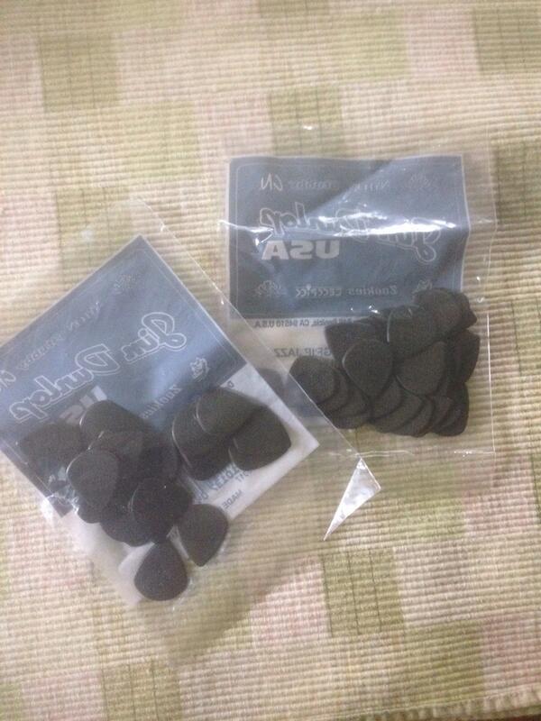 BenchWoodWyse's tweet photo. Think Harrison's got enough picks?? 👌🎼🎸 http://t.co/FhEkp4mJnD