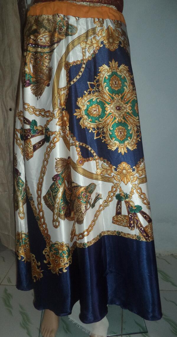 satinbutik's tweet photo. Rok satin silk corak batik...free size...harga Rp. 200 ribu...order sms ke 083811049818 http://t.co/GNY0ONhWS8