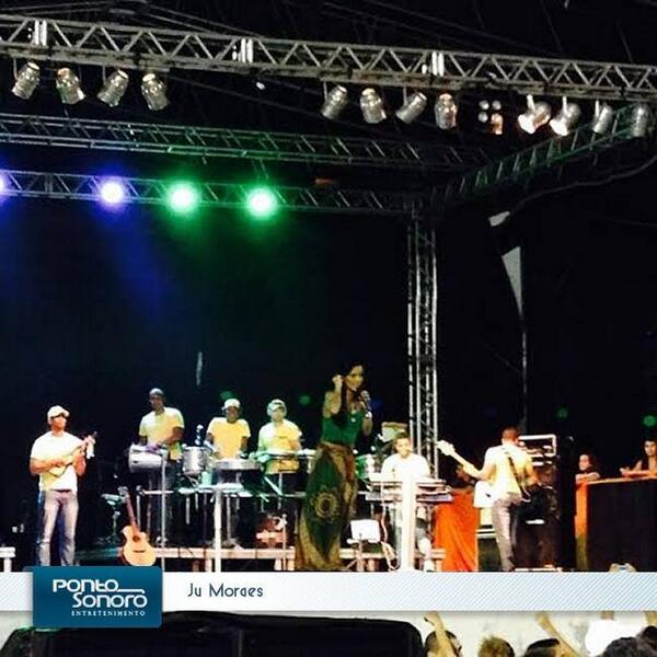 PSonoro's tweet photo. Ontem o show de Ju Moraes foi debaixo de muita chuva, mas a galera não arredou o pé e cantou junto com nossa samb... http://t.co/0vy2AKg2A2