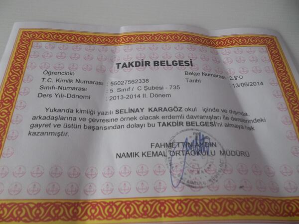 LOVEselena9's tweet photo. Evet bugün karne aldık. Ve bende tabi ki  TAKDİR  aldım. http://t.co/S31fsoiaCb