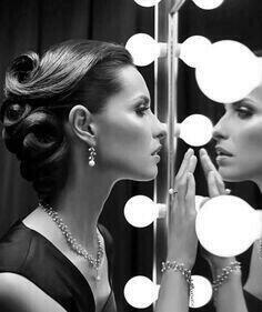 Ma5male's tweet photo. حينماتزاحم الادمع عيناي بحرقه ارقب طيفامن بعيد يمسح دمعي يقبل جفني يمسك دقاتي بدفءّ،ذلك الطيف يشبهك جداولكنه ليس انت http://t.co/cYR3sUP0FO
