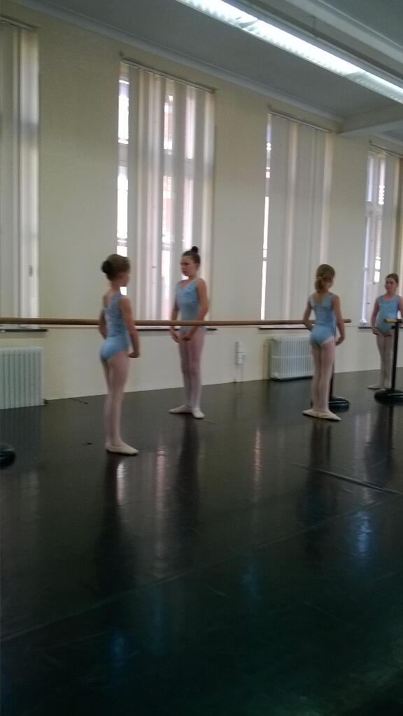 tientjevc's tweet photo. Examen ballet, ze deed dat goed http://t.co/MlTDyFROx9