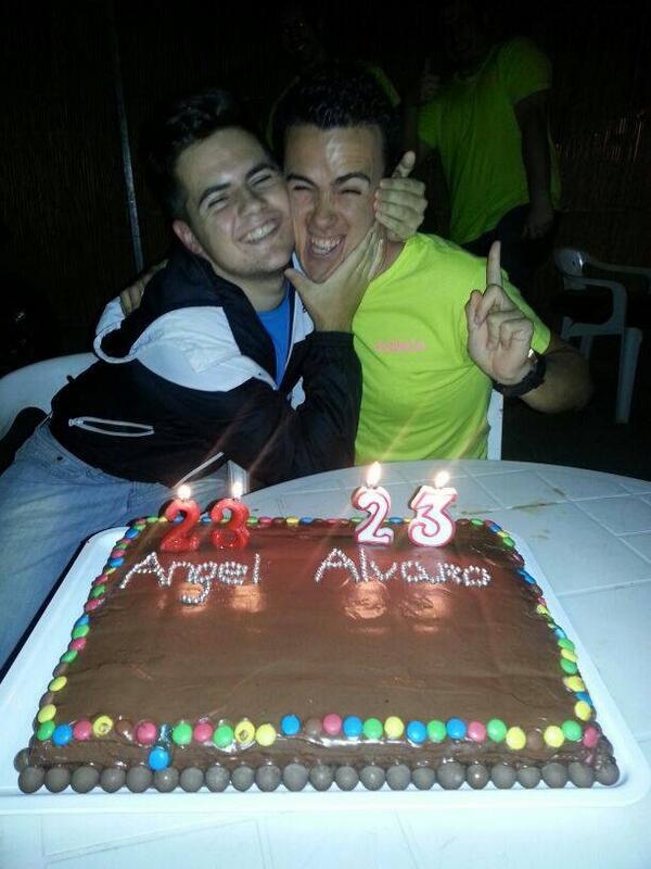 Ai1Beo2's tweet photo. El día 29 último domingo tenemos el cumple de dos que antes eran gordos en la Peña @Alvaro_bandido @AangelTeruel http://t.co/hj2bkqL9B4