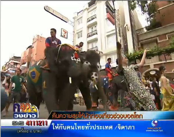 TNAMCOT's tweet photo. ถนนข้าวสารจัด "คืนความสุขนักท่องเที่ยวบอลโลก 2014" แหม่! เหมือนรู้ว่าวันนี้จะยกเลิกเคอร์ฟิว #คลุกวงข่าว http://t.co/x0KjDHaWDC
