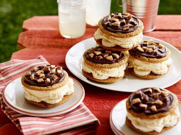 FoodNetwork's tweet photo. Frozen Banana Ice Cream Sandwiches from @GDeLaurentiis are decadent and irresistable: http://t.co/ftbSMMIk0L! http://t.co/cEhUEY5LWI