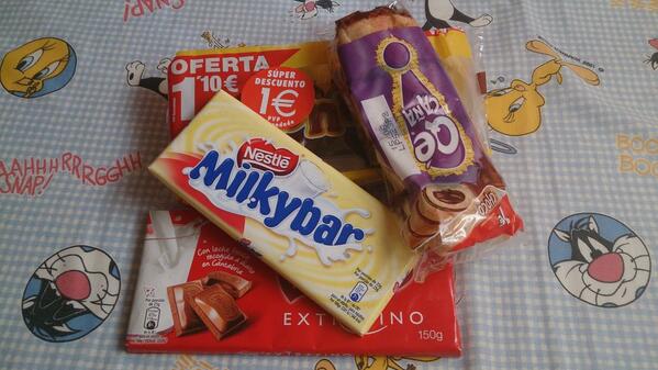 JenniferR291's tweet photo. Estar estudiando y q mi gordi aparezca con todo esto^^ merienda d dieta jujuju. Tequiero gordiculi<3! @ivanbarba0204 http://t.co/hUseIJjFi9