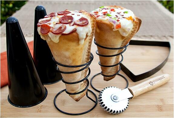 Foodsnapshots's tweet photo. Pizza in a cone http://t.co/6DRjcmU7tF