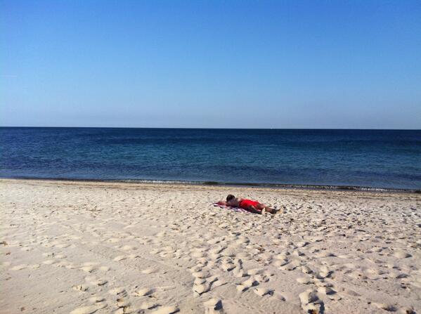 Poetto's tweet photo. La #folla del #poetto | 13 giugno 2014 - ore 18:52 | 31 gradi, vento da NNO http://t.co/DpZKqvne0A