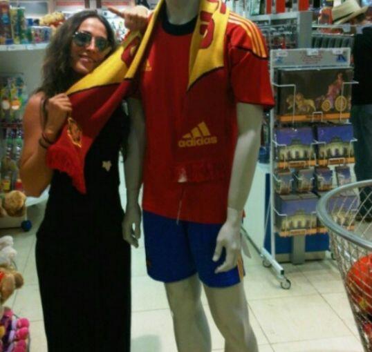 Hoy nos estrenamos en el Mundial de Brasil... ¡VAMOS ESPAÑA, VAMOS CAMPEONES! #TodosConLaRoja #VivaLaMareaRoja jijiji