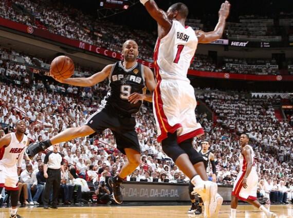 SneakerNews's tweet photo. Game 4 sneakers for the #NBAFinals, check them all out here http://t.co/wUzYN97V71 http://t.co/keIyEsIfbt