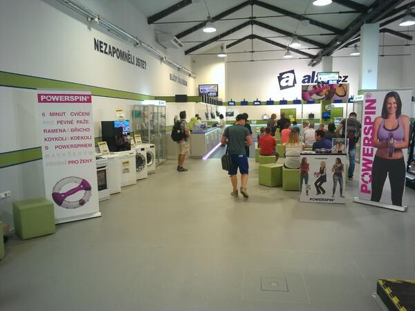 mmichailidis's tweet photo. @powerspin + @DvorakOndrej at alza http://t.co/0qfu0kJLDE
