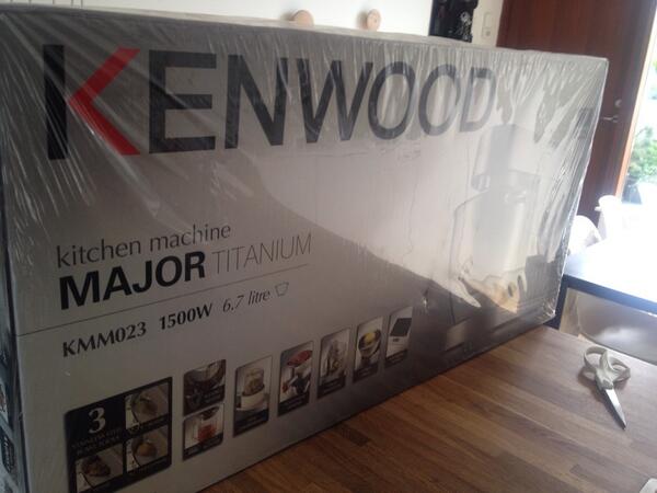 Raavarecirkus's tweet image. Hvad blev der mon af "alt jeg skal bruge er en kniv og en pande"?  Cirkusteamet har opgraderet #nytlegetøj