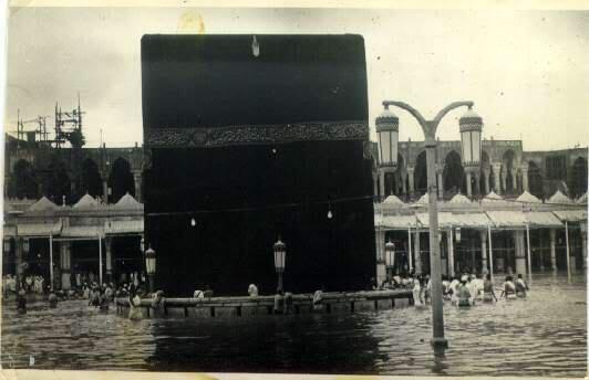 ArabiFact's tweet photo. صورة للسيول في الحرم المكي الشريف قبل أكثر من ٧٠ عاماً، وبالتحديد في عام ١٩٤١. http://t.co/pqK0TT3OKB