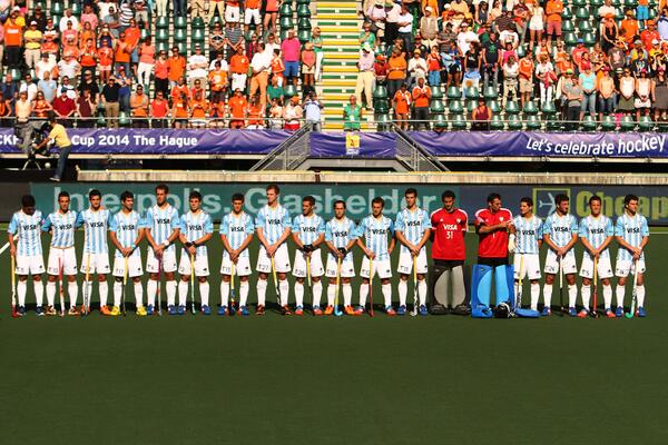ArgFieldHockey's tweet photo. Dejaron todo. Hicieron Historia. #VamosLeones #VamosArgentina #RHWC2014 http://t.co/s3qceUhLXk