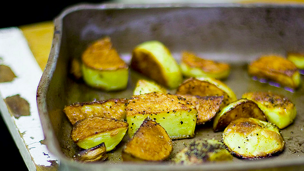lifehacker's tweet image. Why you should always preheat the pan when you're roasting vegetables: lifehac.kr/iIUvZQ1