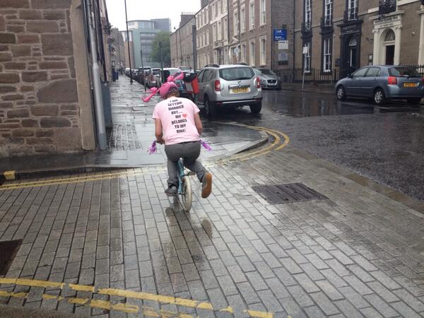 COGVelo's tweet image. Pedro cycling between the pubs - brilliant :) #cogvelo #stag
