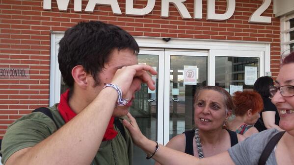 shangay's tweet photo. Miguel ha salido llorando emocionado entre su madre y la de Alfon http://t.co/s5nRbWnn96