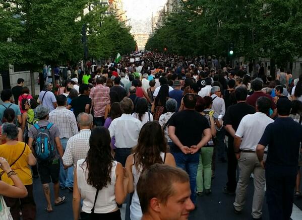 manuelmorales_g's tweet photo. Miles marchan en Granada. Libertad para Carlos y Carmen, condenados a 3 años cárcel por participar en HuelgaGeneral http://t.co/KBxipbkPQq