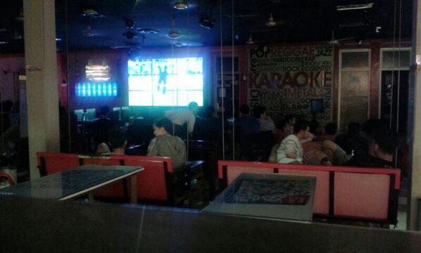 CampusResto's tweet photo. kick off now.. spain vs netherland.. udh mulai penuh nih crowdnya.. http://t.co/XAs7M9nkUU