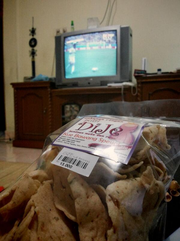 Sambil nemanin nonton bola :)