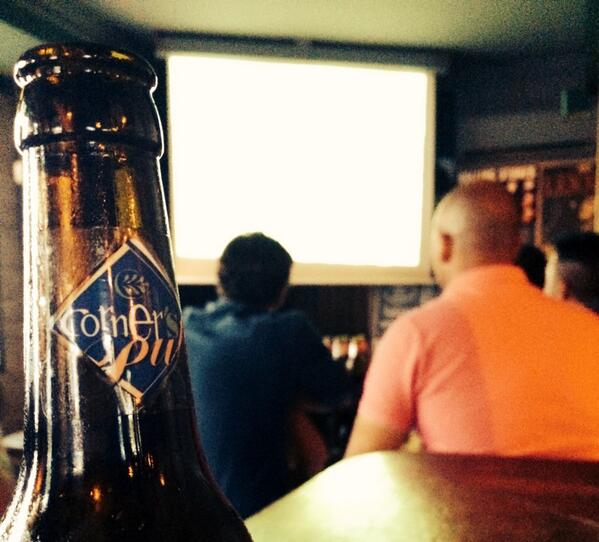 CornerSU's tweet photo. España LA CAMPEONA DEL MUNDO jugando en Corner'S Pub http://t.co/rxbaDMeGeE