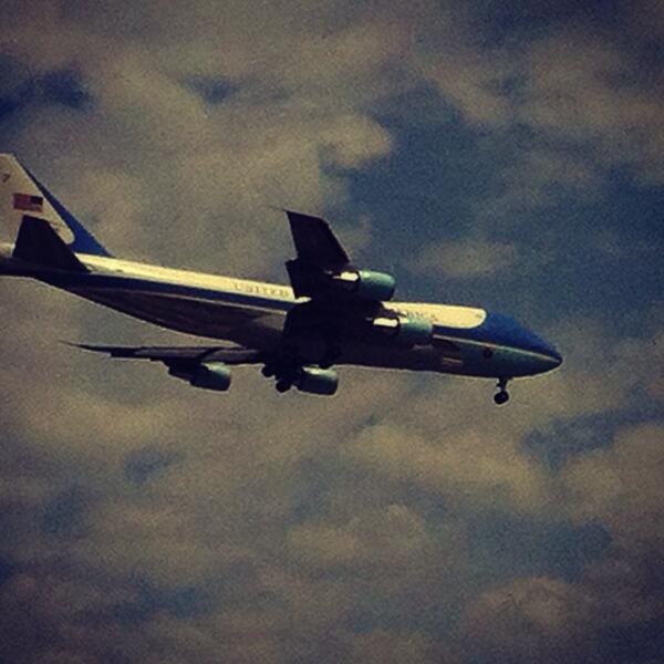 SAOliver23's tweet photo. Air Force one landed in Bismarck North Dakota#welcomepresidentobama#northdakotalife#latenightshow http://t.co/iwR7Oqcp5p