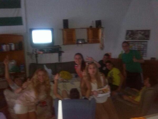 xokoantonio's tweet photo. Viendo españa  @chescoparrado @rubenjurado3 @antonioborrego5 @ToniGalvez19 @celiaPiimPaam @MiguelRooney http://t.co/K1XF2pGpYx