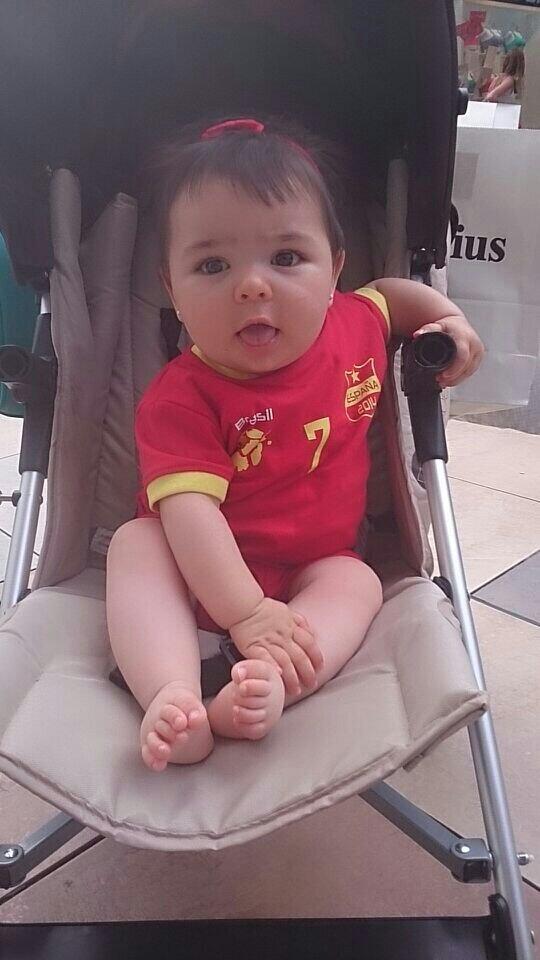 NoemGarciaMarti's tweet photo. #EspanaMundial2014desde pequeñita ya animando http://t.co/iEGpGqcJLZ