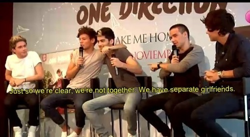 1DLarryRomance's tweet photo. Como cuando Louis negó Zouis. 
Bueno, cuantas oportunidades ha tenido para negar Larry y no lo ha hecho... http://t.co/G8q9Dr6yxG