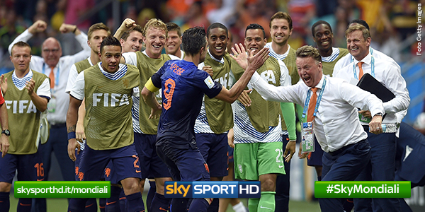 SkySport's tweet photo. La gioia della panchina dell'@KNVB dopo il pareggio di #VanPersie. Chi vincerà stasera? Ditelo con #SkyMondiali http://t.co/U7VwpD6U7w