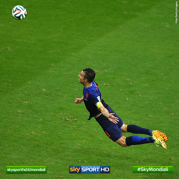 SkySport's tweet photo. Un colpo di testa fenomenale. Un gesto tecnico che fa sognare tutta l'#Olanda #SpagnaOlanda 1-1 #SkyMondiali http://t.co/tImUIFr0fm