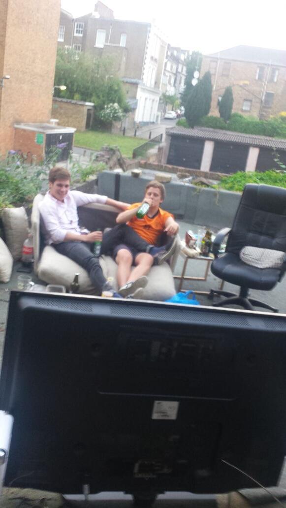 DannyBond1's tweet photo. Kentish roof terrace #myworldcupseat @RufusOReilly @freddy_crawford http://t.co/LHXOlIY7G9