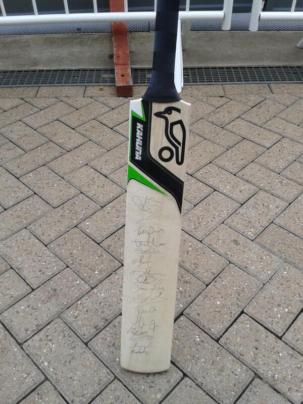 Signed warickshire bat received! Thanks to <a href="/CompCricCamps/">CompleteCricketCamps</a>