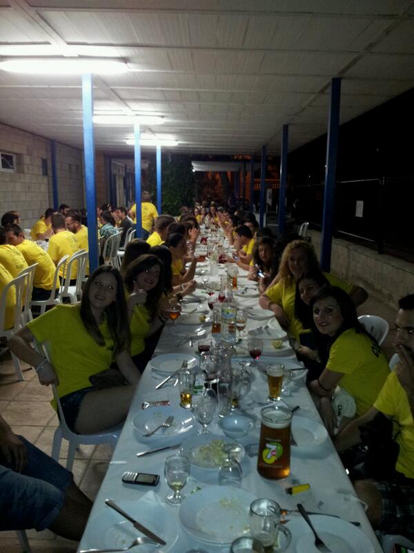 FranciscoGrao's tweet photo. Ya estamos en plena cena de la peña @Lacoladelparo a disfrutar de las #fiestasdecatral2014 http://t.co/Tbg25ZzhET