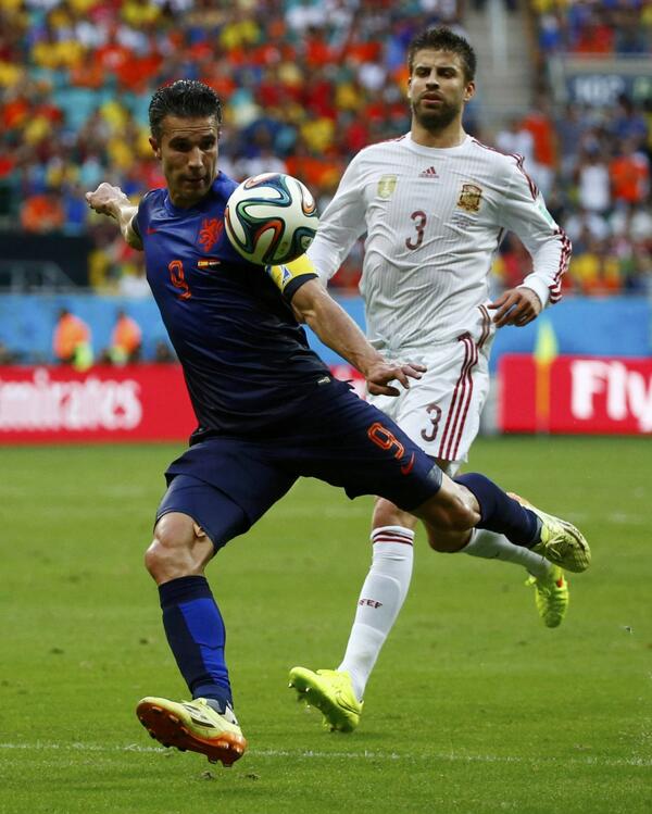 lequipe's tweet photo. Robin van Persie a été élu homme du match http://t.co/aOLV0yqDtt #ESPPB  #CM2014 http://t.co/QMIjCGY0pj
