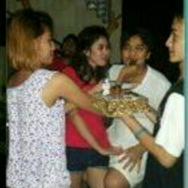 JMayerStore's tweet image. Cieee tatapan nya tajem banget sih... ^_^ *colek @bangbily @RealSyahnazS